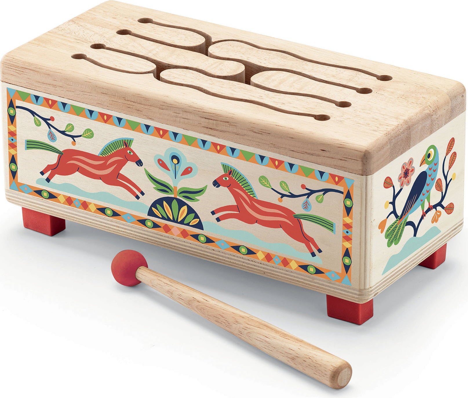 Djeco Tambor de madeira com ilustrações de cavalos e pássaros, acompanhado por um martelo de madeira para percussão.