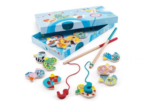 Todos os componentes do Djeco Jogo Pesca Magnético Fishing Duck, incluindo 12 patos de madeira, 2 varas e a caixa ilustrada.