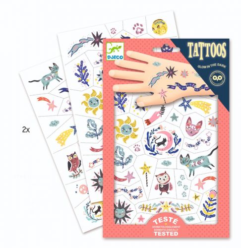 Duas folhas de tatuagens Djeco Bons Sonhos que brilham no escuro, uma dentro da embalagem e outra visível por trás, mostrando a quantidade.