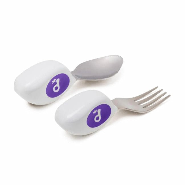 Conjunto de talheres Doddl roxos (garfo e colher) em destaque, mostrando o design ergonómico e as áreas coloridas para treino de motricidade fina.
