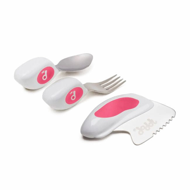 Criança a usar o garfo e a colher Doddl rosa para desenvolver a motricidade e autonomia à refeição.