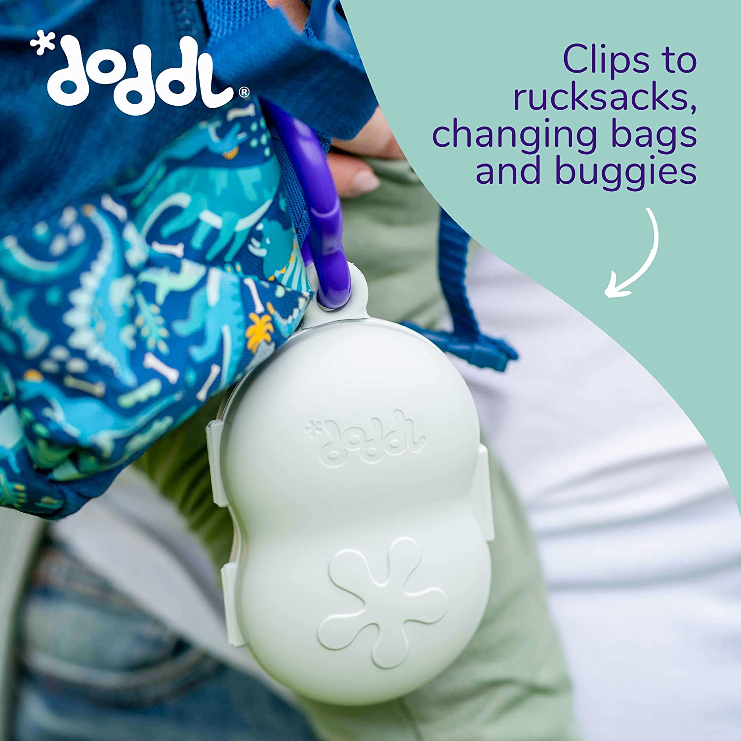 Estojo Doddl cinzento com clipe prático preso a uma alça de mochila, ilustrando a portabilidade e facilidade de transporte.