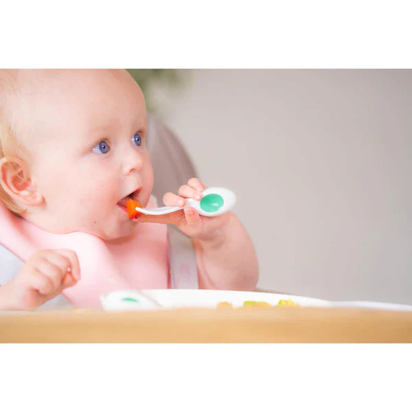 Detalhe do cabo ergonómico e compacto dos talheres Doddl, desenhado para mãos pequenas de bebés.