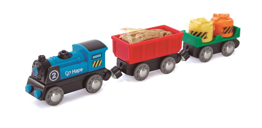 Hape Comboio de carrinhos magnético a pilhas com locomotiva azul, vagão vermelho com areia e vagão verde com cilindros.