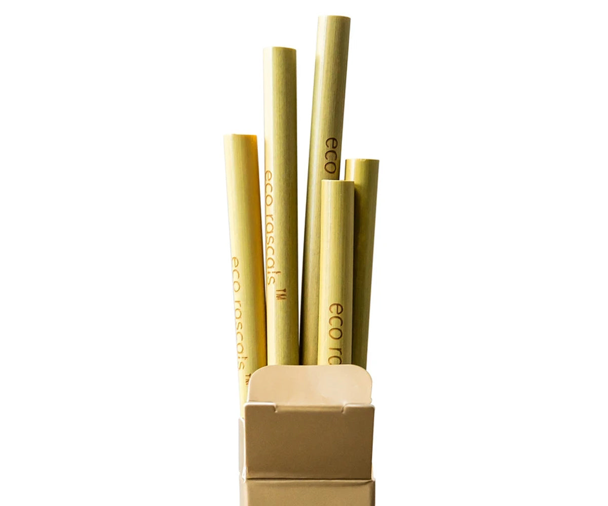 Pack de 5 palhinhas reutilizáveis de bambu orgânico da Eco Rascals, apresentadas num saco de transporte em tecido natural.