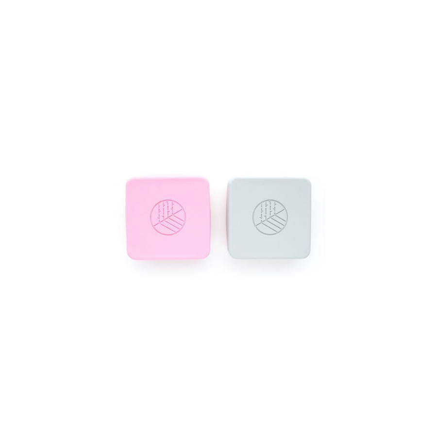 Recipiente de bambu Eco Rascals rosa claro, com a tampa de silicone ligeiramente levantada, pronto para guardar lanches sólidos.