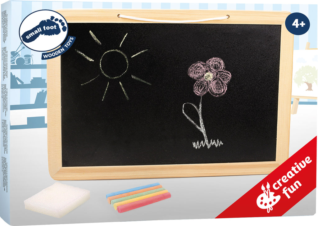 Embalagem do quadro de ardósia small foot, mostrando o produto, o giz e a esponja. Detalhes da marca e idade recomendada.