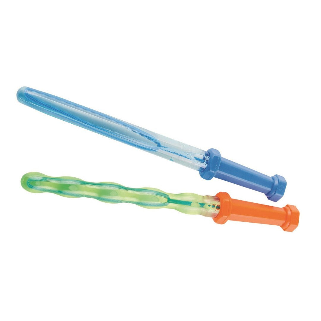 Duas espadas de bolhas de sabão Pustefix, uma azul e outra verde, em detalhe, mostrando o líquido para bolhas dentro das espadas.