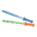 Duas espadas de bolhas de sabão Pustefix, uma azul e outra verde, em detalhe, mostrando o líquido para bolhas dentro das espadas.
