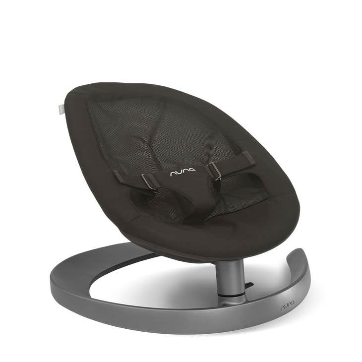 Espreguiçadeira Nuna Leaf Curv com assento em tecido escuro (castanho/preto) e base curva cinzenta, sem acessórios.