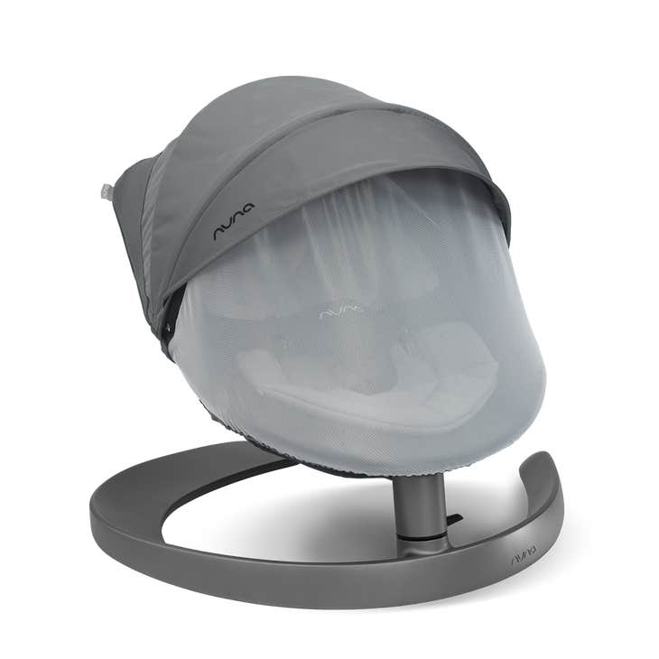 Espreguiçadeira Nuna Leaf Curv cinzenta com capota e rede mosquiteira instaladas, vista lateral.