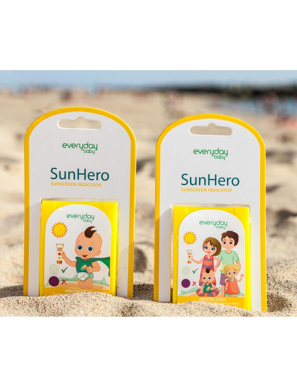 Embalagens do Everyday Baby SunHero na praia, indicador de proteção solar para bebés.