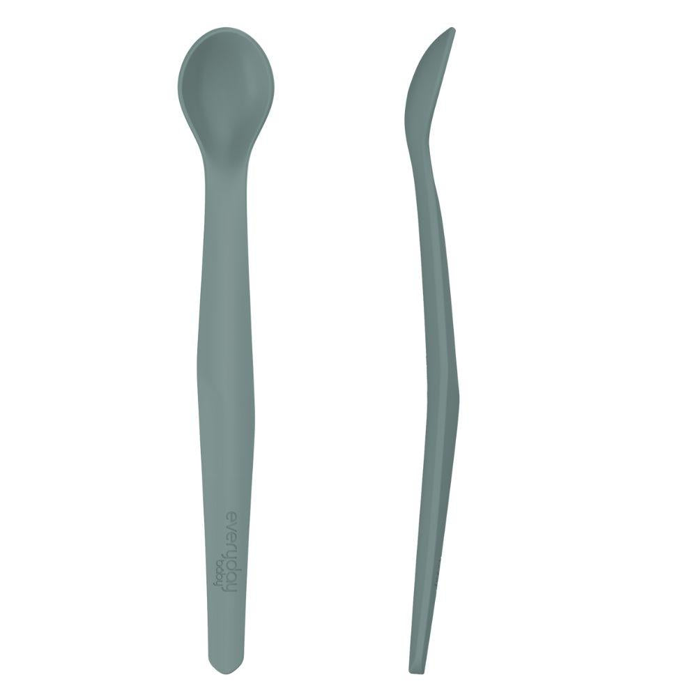Colher de silicone cinza da Everyday Baby com cabo ergonómico e ponta macia para alimentação infantil.