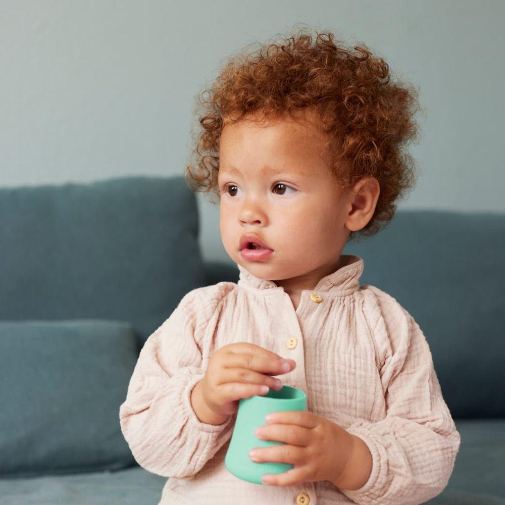 Conjunto de dois copos de silicone Everyday Baby em cores pastel (azul e rosa), ideais para bebés e crianças pequenas.