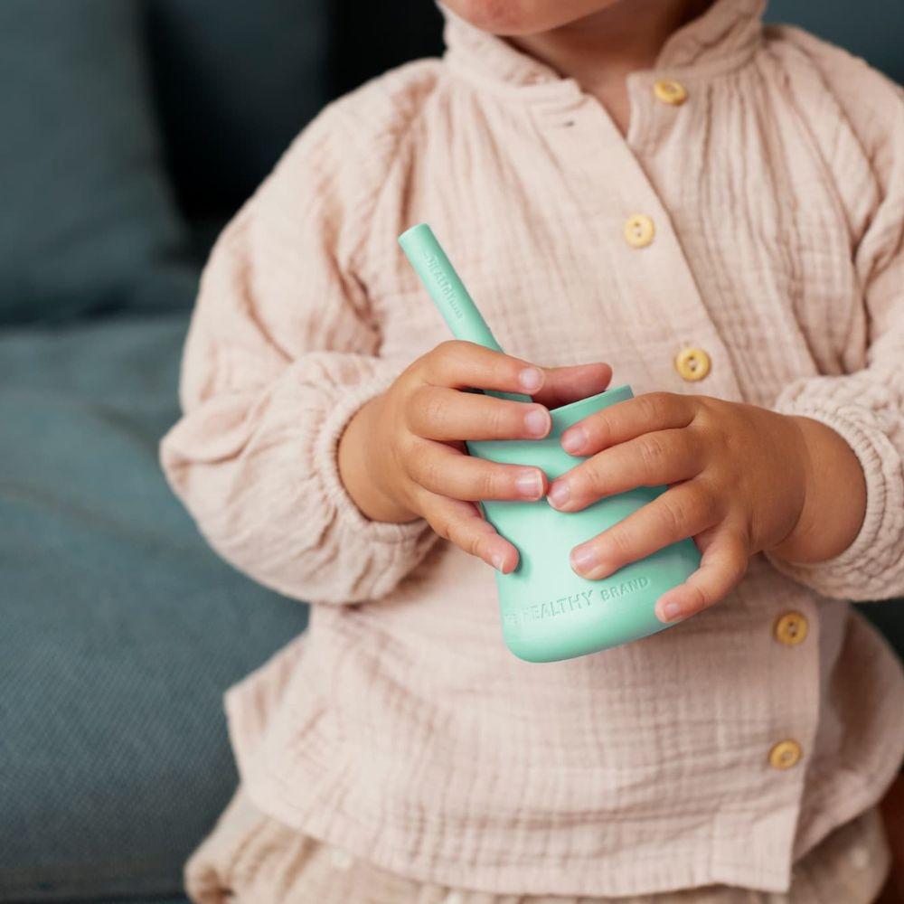 Detalhe da base larga e estável do copo de silicone Everyday Baby, minimizando o risco de derrames.