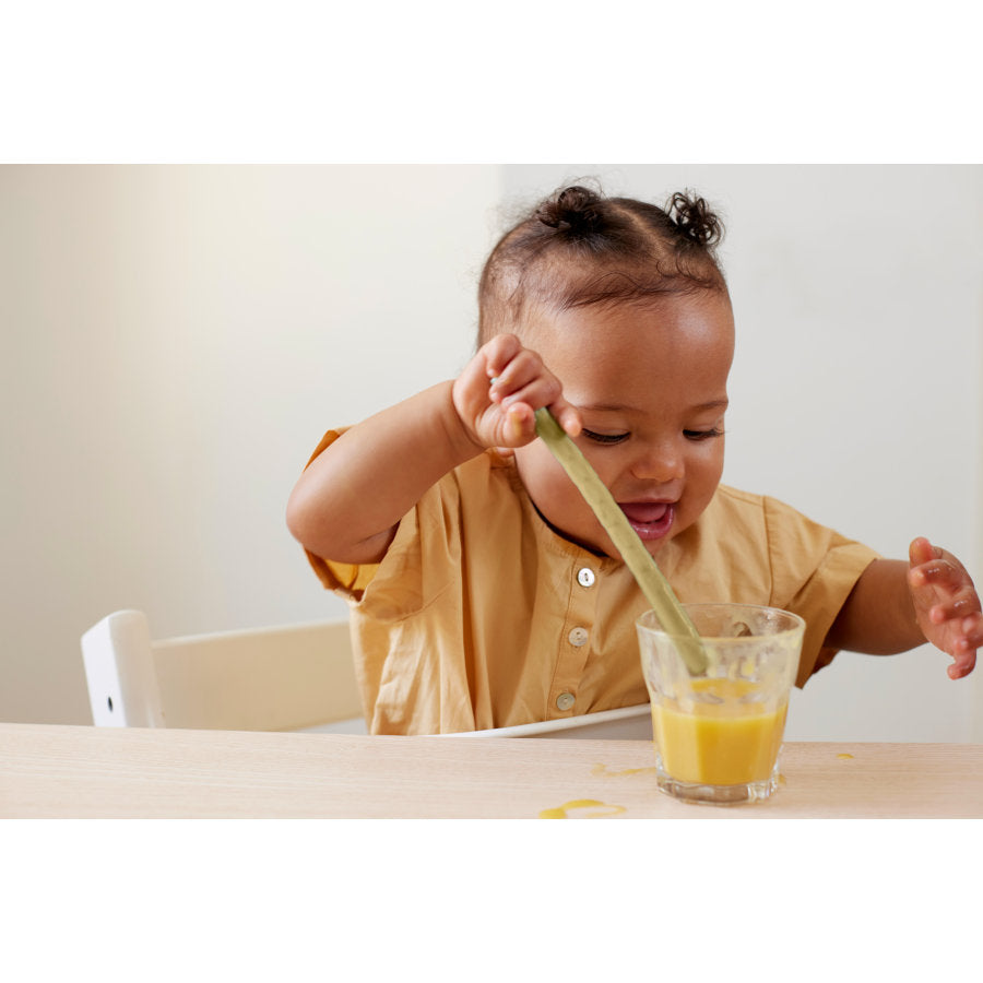 Detalhe das pontas macias das palhinhas de silicone Everyday Baby, ideais para a segurança de bebés e crianças pequenas.