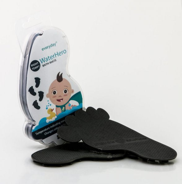 Detalhe de um conjunto de Everyday Baby WaterHero pezinhos antiderrapantes cinza, mostrando a embalagem e os tapetes.