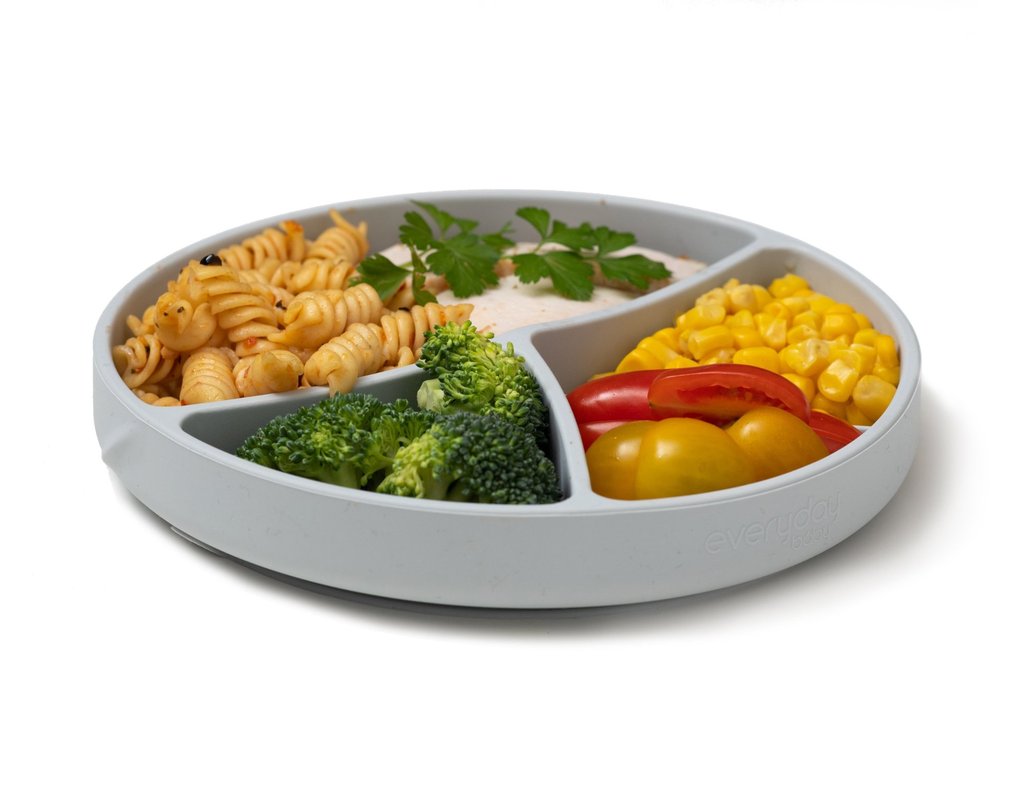Prato de silicone Everyday Baby amarelo com ventosa e quatro secções para diferentes texturas de alimentos.