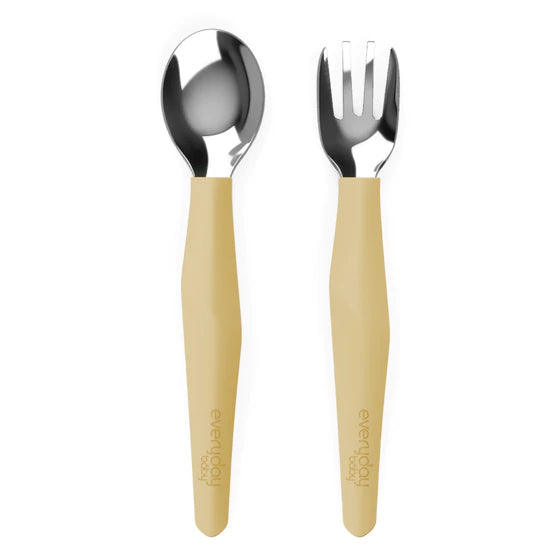 Detalhe da pega ergonómica do garfo Everyday Baby, mostrando o revestimento de silicone texturizado para melhor aderência da mão do bebé.