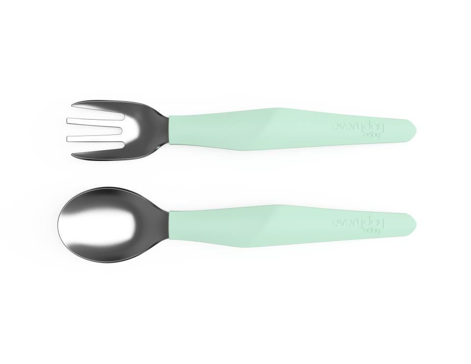 Detalhe do garfo e colher Everyday Baby em verde menta.