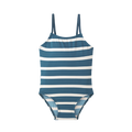 Fato de banho infantil Waterlemon azul e branco com riscas horizontais, visto de frente, com alças finas.