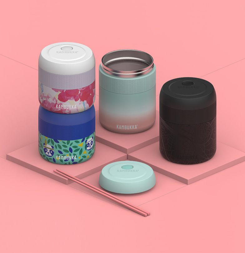 Vários termos para sólidos Kambukka Bora de 600ml em diferentes cores e padrões, com uma tampa avulsa e pauzinhos, dispostos sobre plataformas geométricas rosa.
