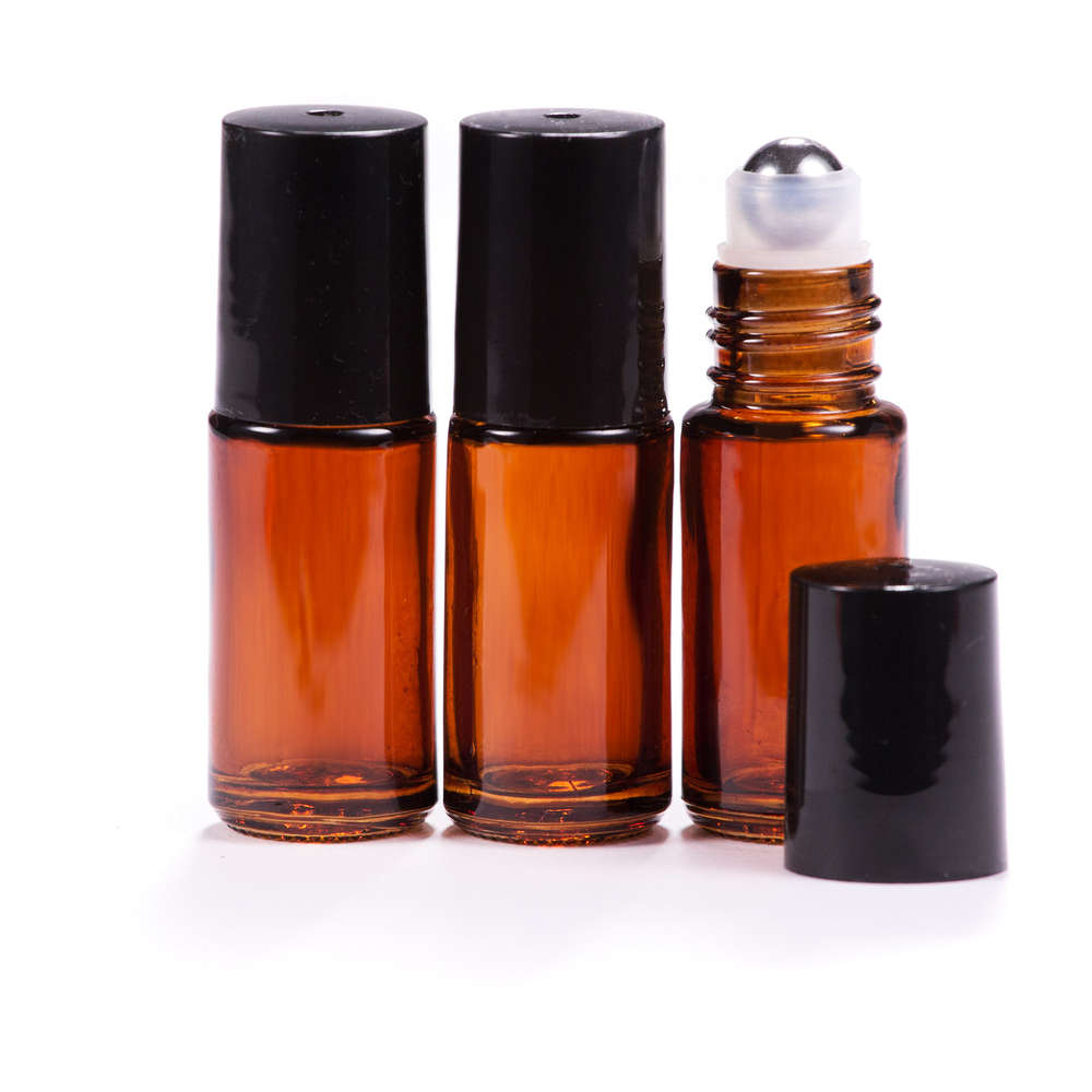 Frasco roll-on vazio de vidro âmbar de 5ml, ideal para diluições de óleos essenciais e vegetais. Foco no corpo do frasco.