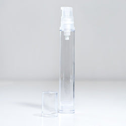 Frasco transparente de 5ml com pulverizador spray branco e tampa protetora, ideal para soros e loções.