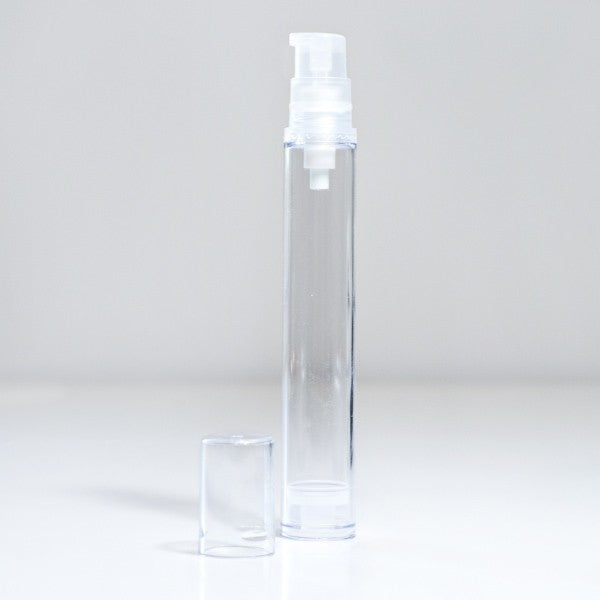 Frasco transparente de 5ml com pulverizador spray branco e tampa protetora, ideal para soros e loções.