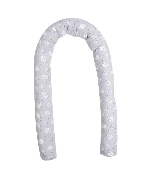 Almofada protetora anti-choque redonda de 200cm, branca com padrão de ovelhas cinzentas, ideal para berço ou alcofa.