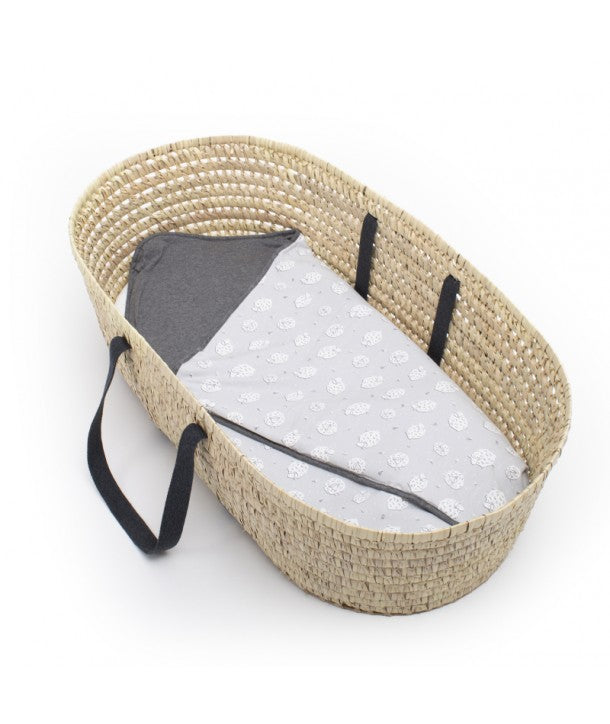 Manta acolchoada para recém-nascido "Sheeps" da Fundas Bcn, branca com padrão subtil de ovelhas, dobrada.