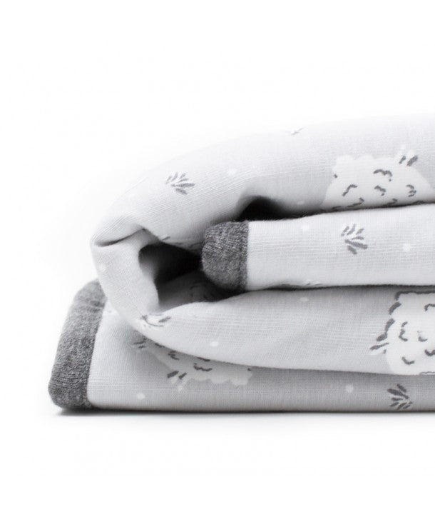 Detalhe da textura da manta acolchoada, mostrando o algodão de alta qualidade e a costura perimetral.