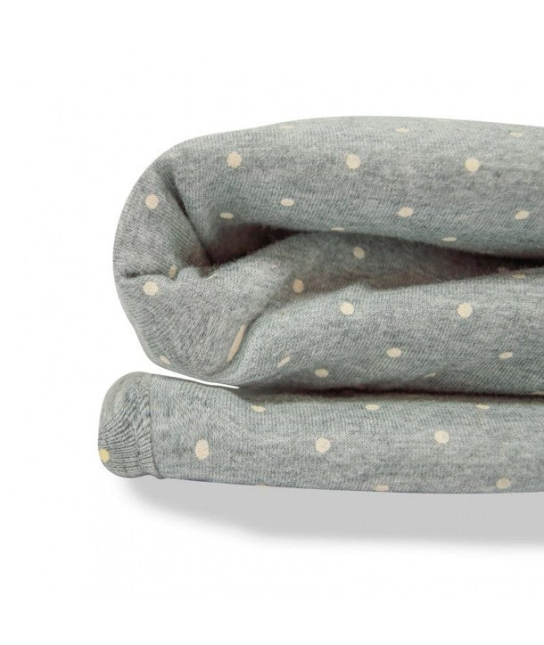 Manta acolchoada para recém-nascido Fundas Bcn, cor bege claro com padrão de pequenos pontos (vintage dot). Detalhe do tecido suave.