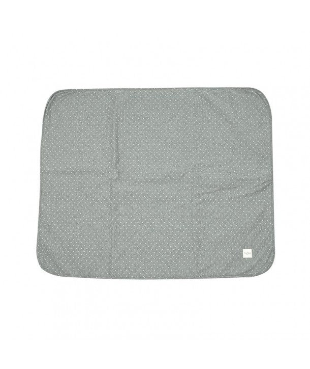 Manta acolchoada para recém-nascido dobrada, mostrando o seu volume e a textura dupla do tecido de algodão.