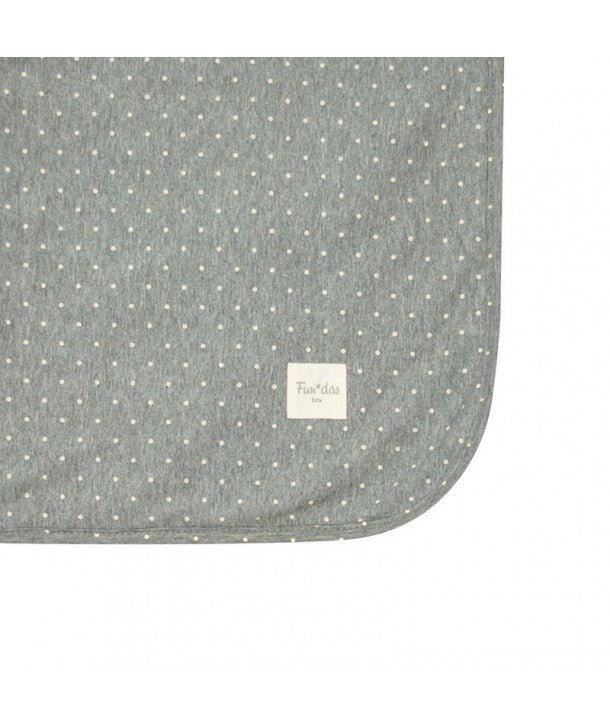 Manta acolchoada "Vintage Dot" a envolver suavemente um recém-nascido, ilustrando o conforto e o tamanho (80x90 cm).