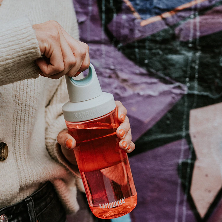 Detalhe da tampa giratória da garrafa Kambukka Reno, mostrando o mecanismo fácil de abrir e fechar para beber.