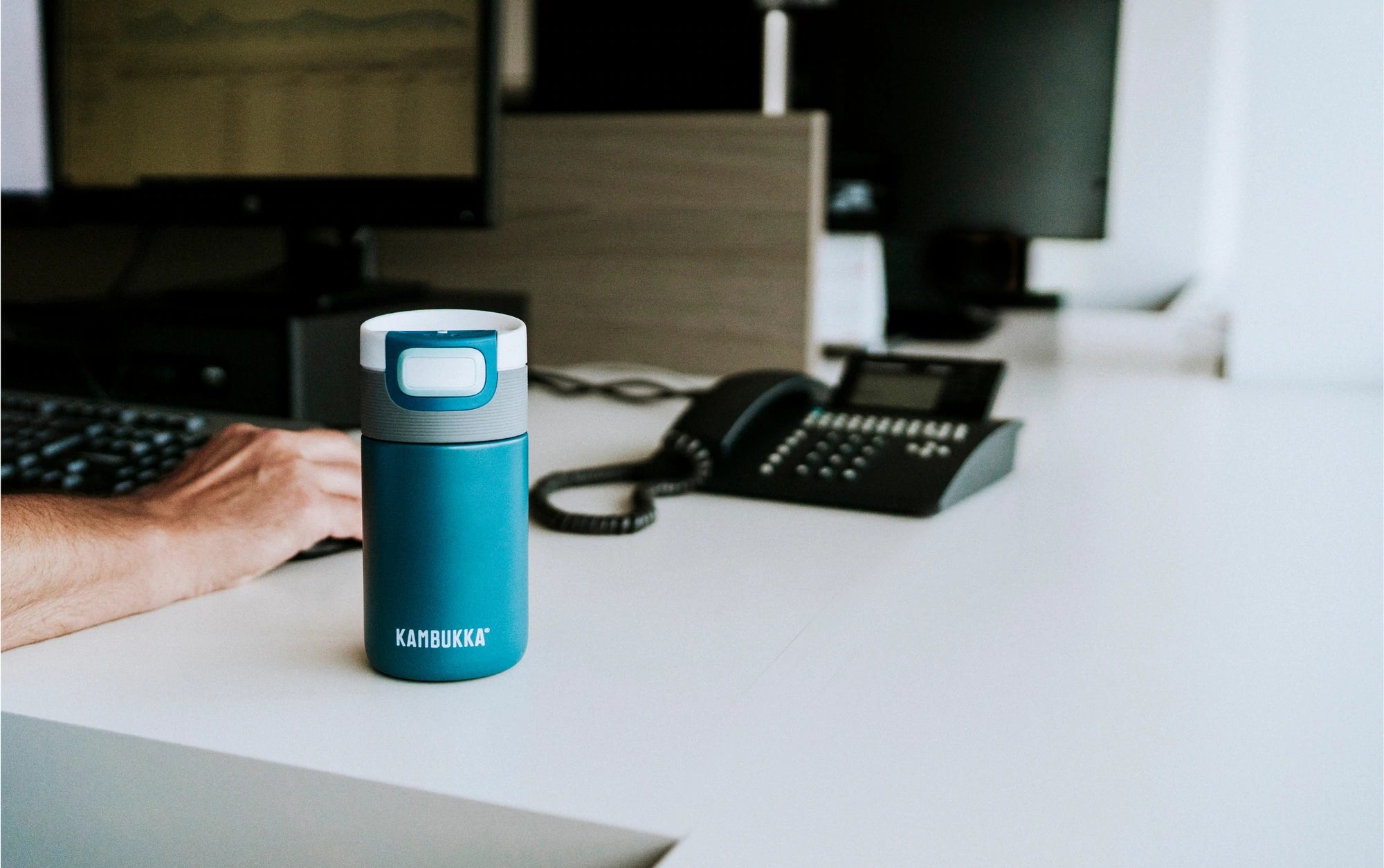 Detalhe da tampa 3 em 1 da Kambukka Etna, mostrando as posições: Abrir (beber), Beber e Bloqueado, com tecnologia Snapclean.