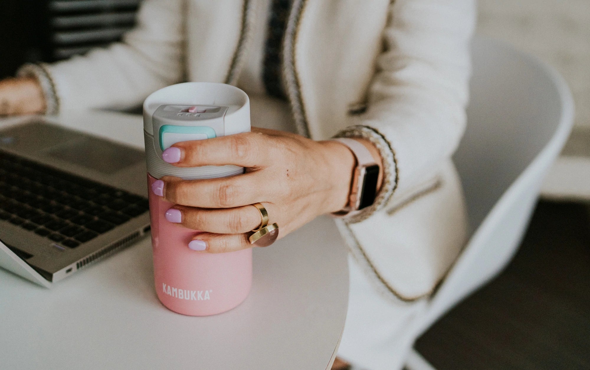 Garrafa térmica Kambukka Etna de 500ml, cor azul-petróleo, com tampa 3 em 1, ideal para bebidas quentes ou frias.