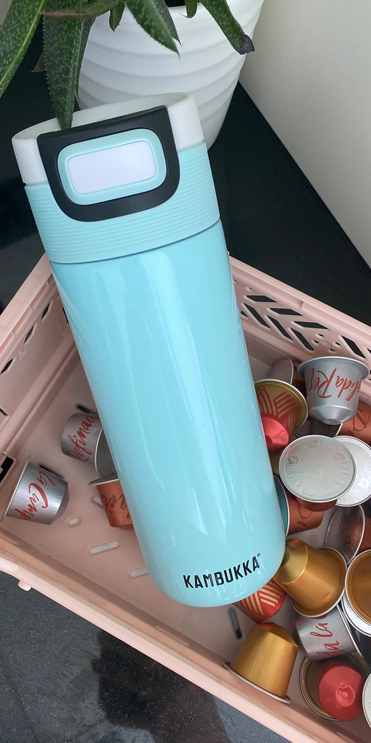 Imagem da tampa 3 em 1 em posição "ABRIR", com a seta a indicar o movimento de deslizar para beber.