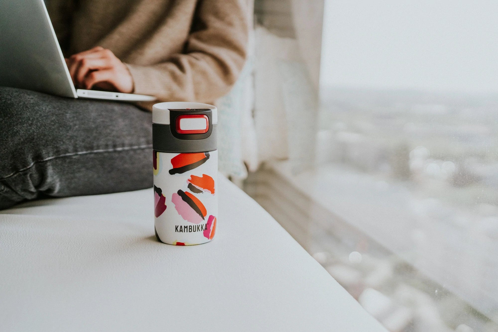 Vista superior da garrafa Kambukka Etna, focando no bocal de beber e no sistema de fecho da tampa 3 em 1.