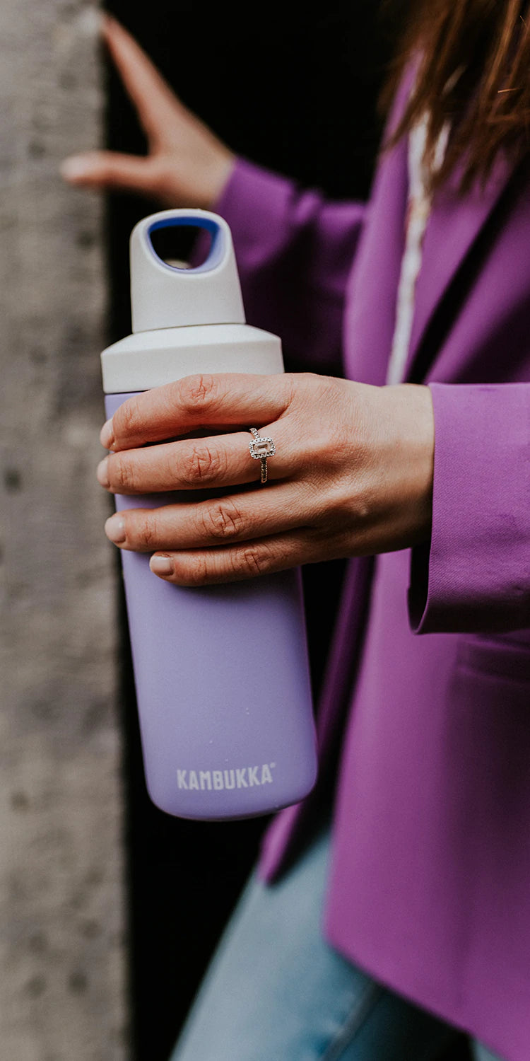 Vista lateral da garrafa Kambukka RENO em cor verde-menta, mostrando o isolamento térmico e o formato ergonómico para segurar.