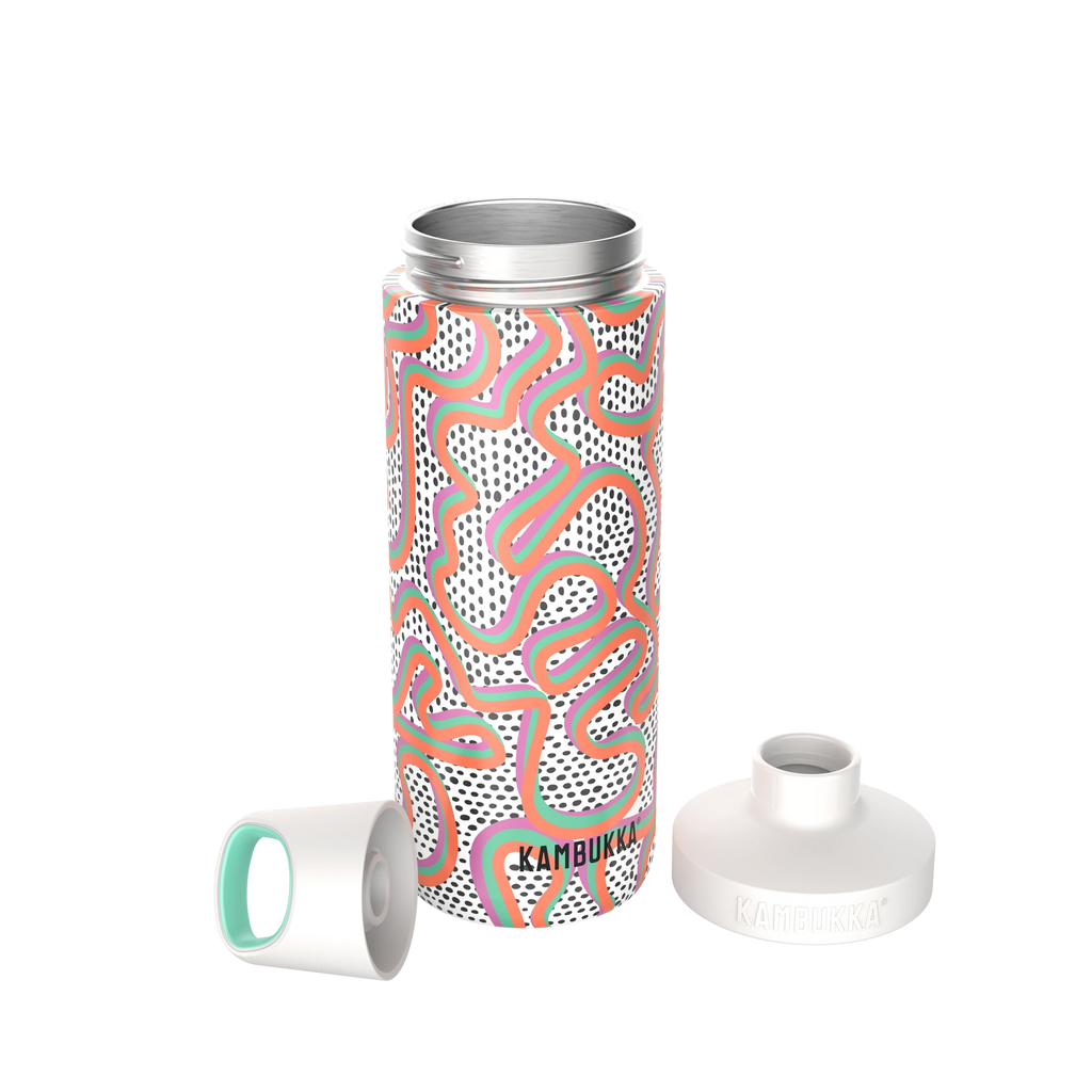 Garrafa térmica Kambukka RENO Insulated 500ml na cor azul-claro, com tampa preta e alça prática, focando no design moderno e capacidade.