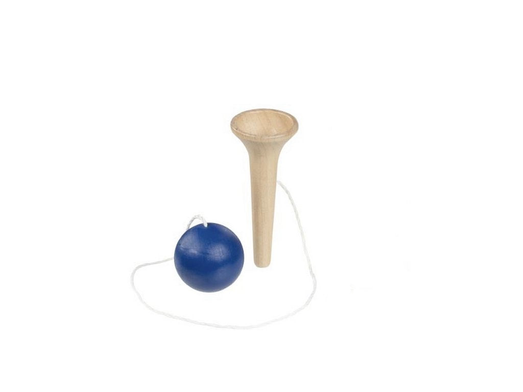 Detalhe do copo de madeira com a bola azul presa pelo cordel, pronto para o desafio de apanhar a bola.