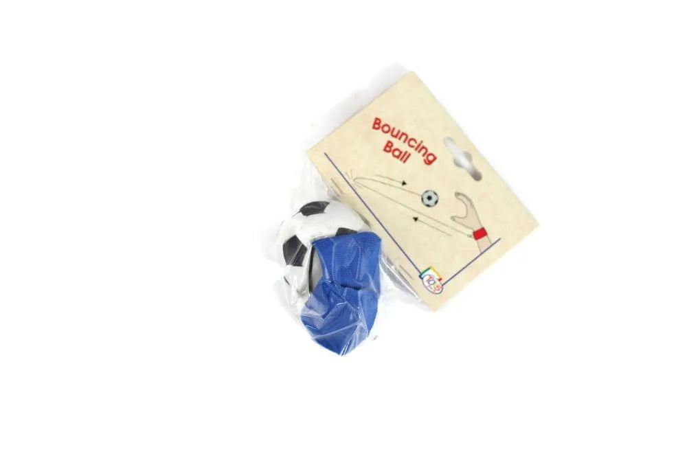 Detalhe do conjunto Goki Vai e Vem, mostrando a pulseira ajustável e a bola de futebol presa por um elástico.