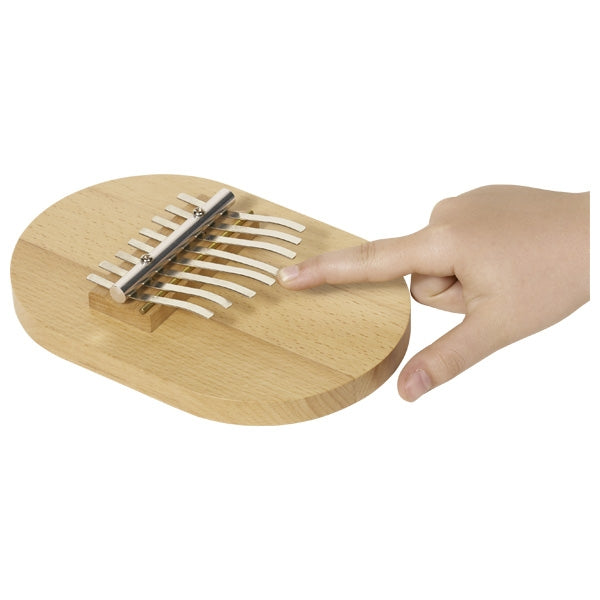 Mão a tocar Kalimba Goki, demonstrando como se pressionam as lâminas metálicas com o polegar.