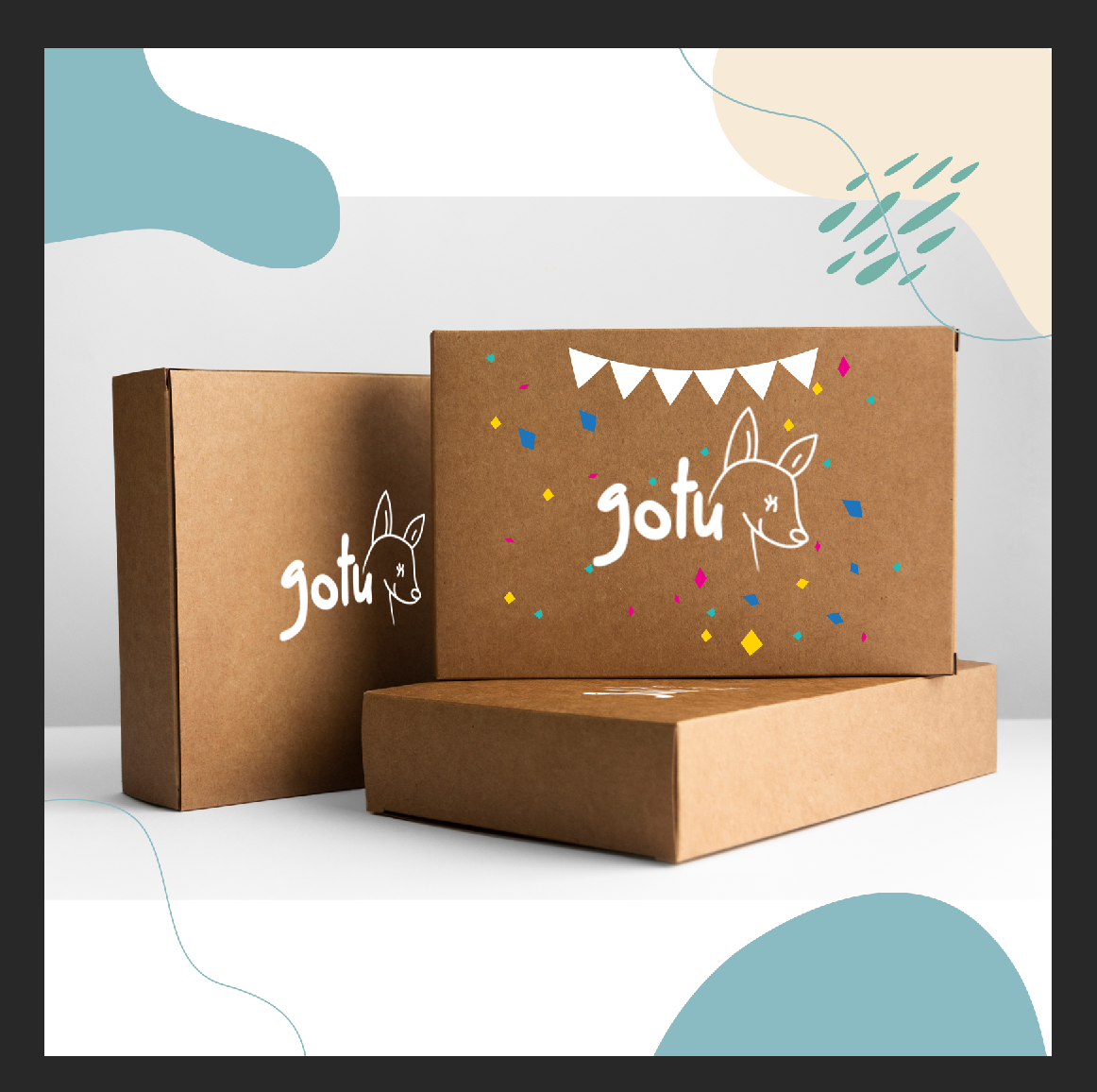 Gotu Box aberta, revelando o interior personalizado com papel de seda azul e três brinquedos de madeira coloridos, incluindo um puzzle e um carrinho.