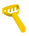 Ancinho de praia Hape amarelo, visto de frente, ideal para crianças a partir dos 18 meses brincarem na areia.