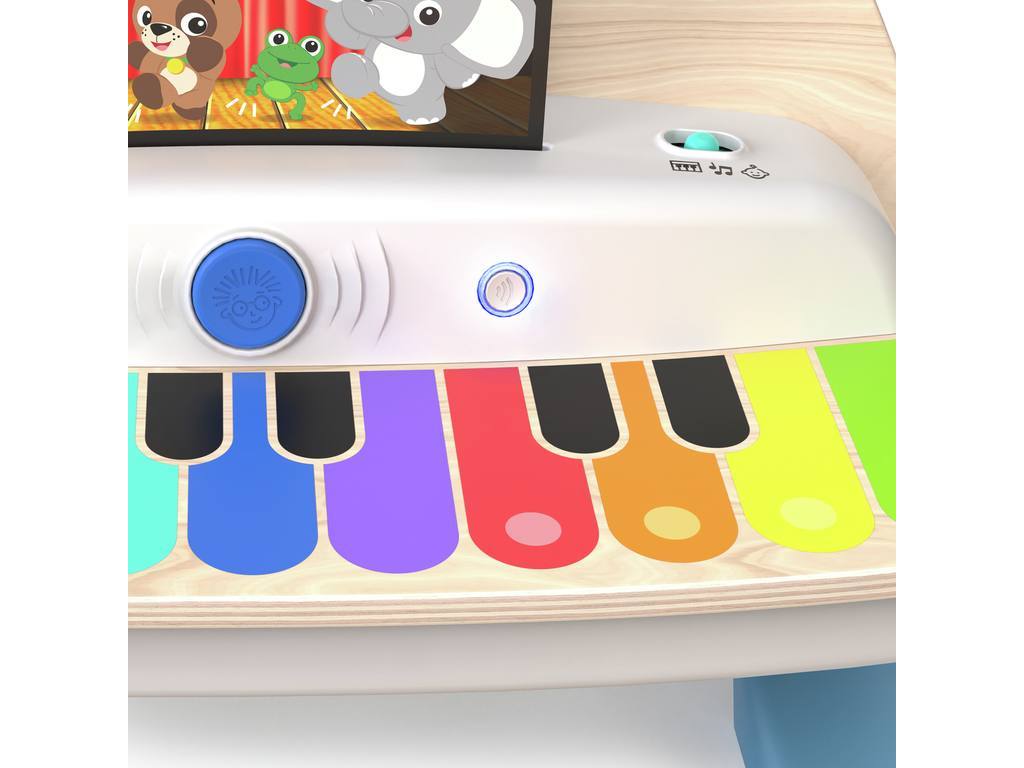 Bebé a tocar no piano Hape Baby Einstein Magic Touch, demonstrando a facilidade de uso com um dedo.