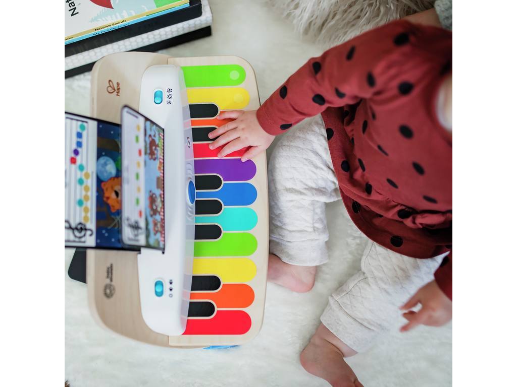 Vista lateral do piano Hape Baby Einstein, destacando a construção robusta em madeira de alta qualidade.