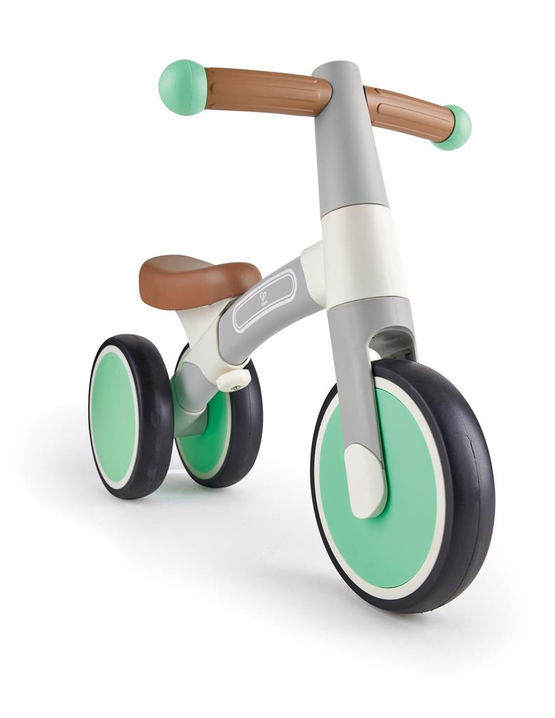 Vista lateral da bicicleta de equilíbrio Hape Vespa verde e cinza, realçando a estrutura leve e o apoio para os pés.